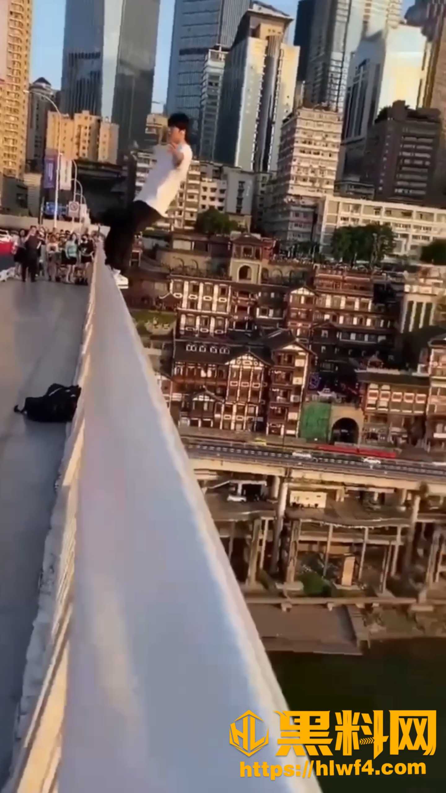 嘉陵江跳桥现场视频