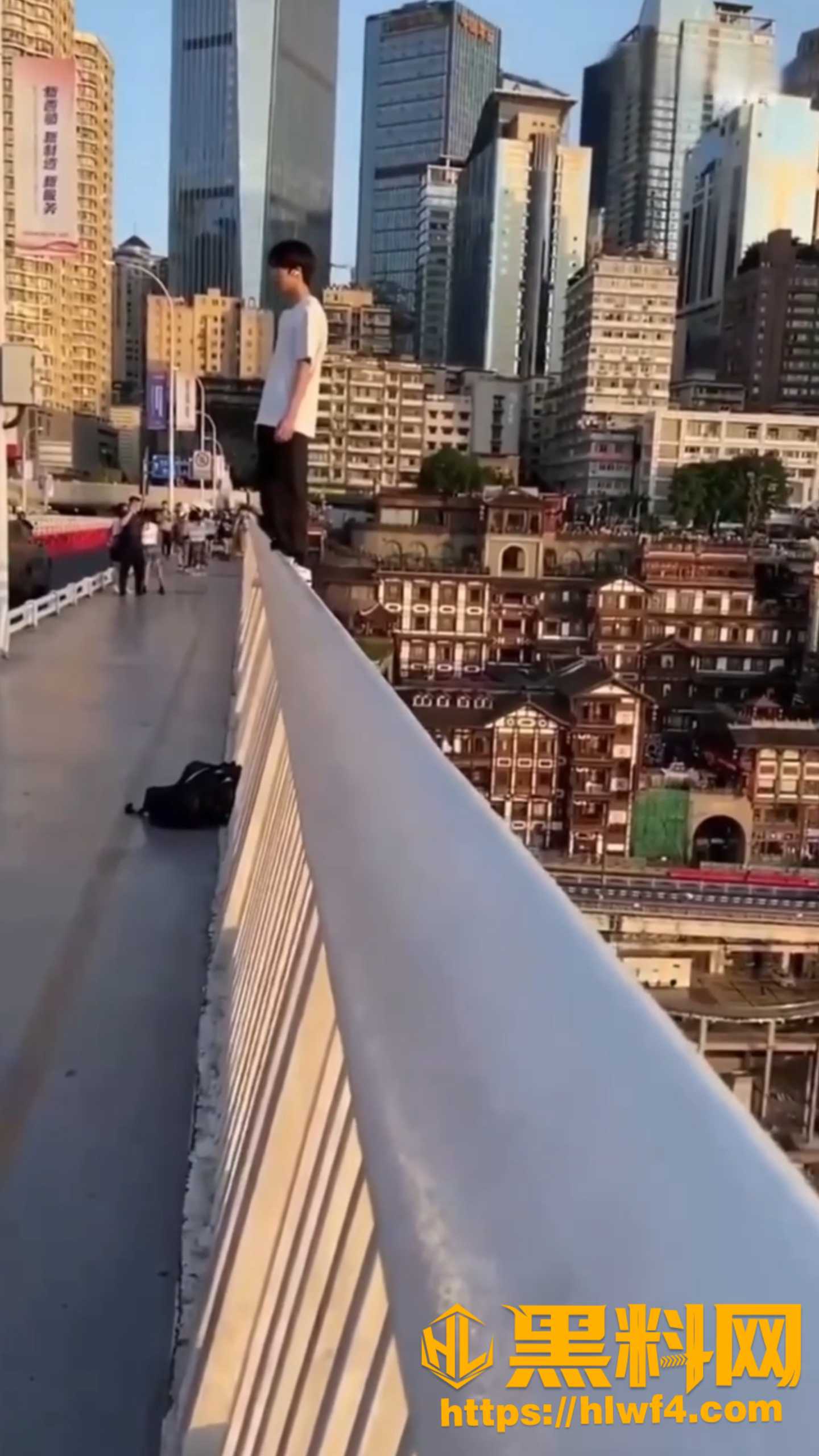 年轻小伙跳桥自杀